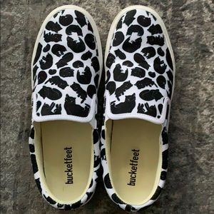 Cat black & white slip on shoes 6.5